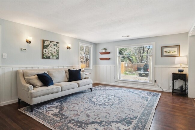 Building Photo - 2733 S Riverview Dr