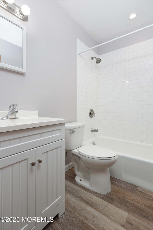 Building Photo - 22 Commodore Ave