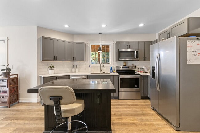 Building Photo - Beautiful, 5-Bedroom, Spacious, Damascus Home with Incredible Views