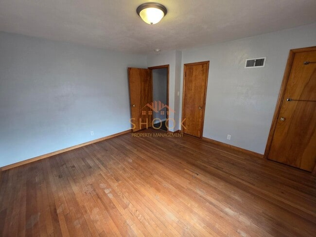 Building Photo - COZY 2 BR HOME NEAR CAMPUS WITH FINISHED B...
