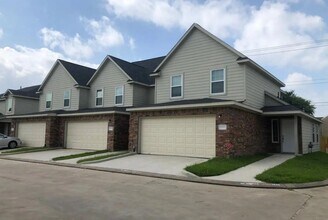 Building Photo - 12055 Clifton Oaks Dr