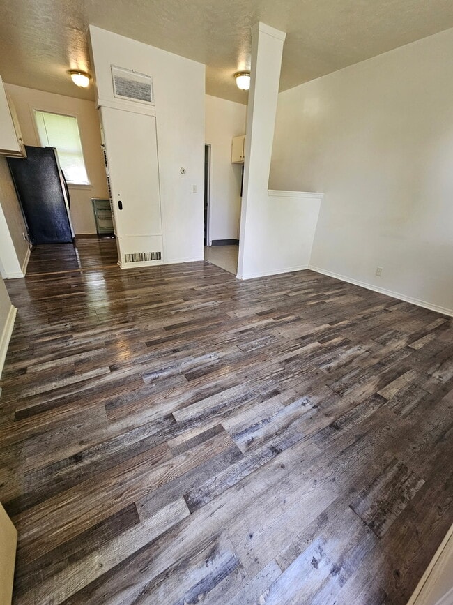 Building Photo - 1015 E 9th S