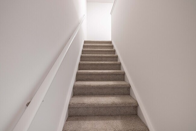 Building Photo - 3 br townhome Walking Distance to Downtown...