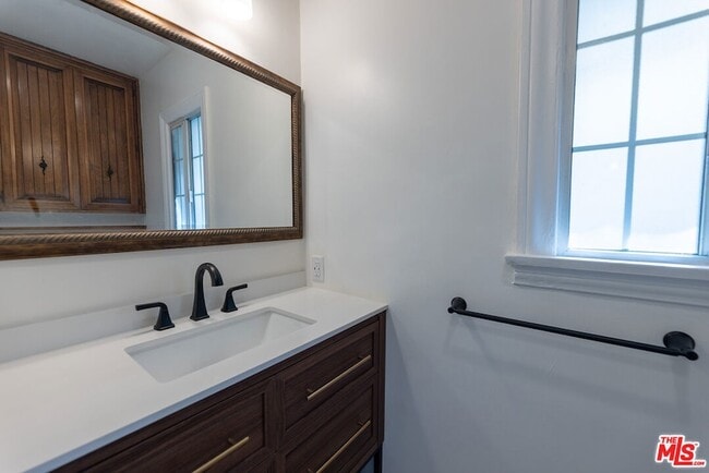 Building Photo - 4360 Kraft Ave