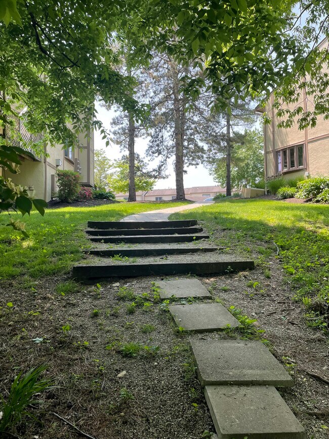 Building Photo - 3240 Brookview Way