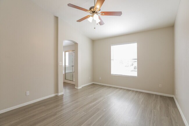 Building Photo - 541 Vantage Ave