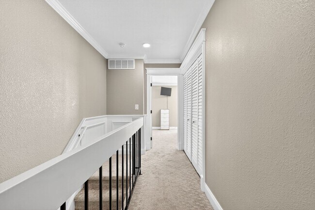 Building Photo - Two Bedroom Townhome W/ Garage!