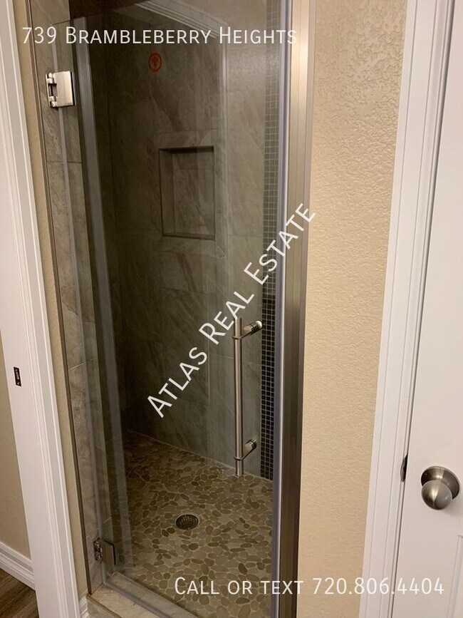 Building Photo - *FEBRUARY RENT FREE* 3 bedroom 2.5 bathroo...