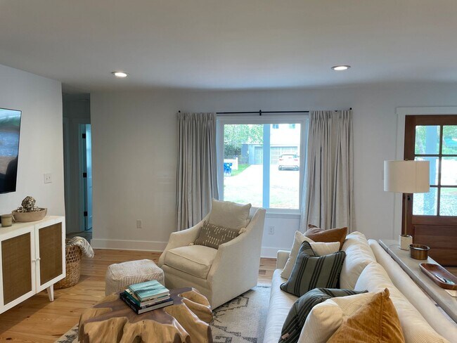 Building Photo - Old Village Cottage - 1.5 Blocks to Pitt Street Bridge