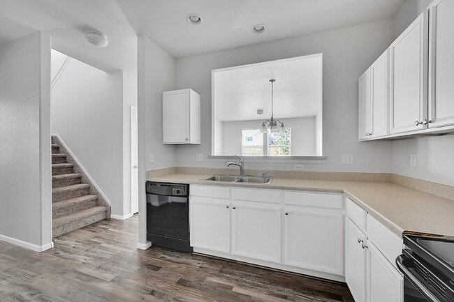 Building Photo - $1,850.00 - 2 Bedrooms, 2.5 Bathrooms Town...