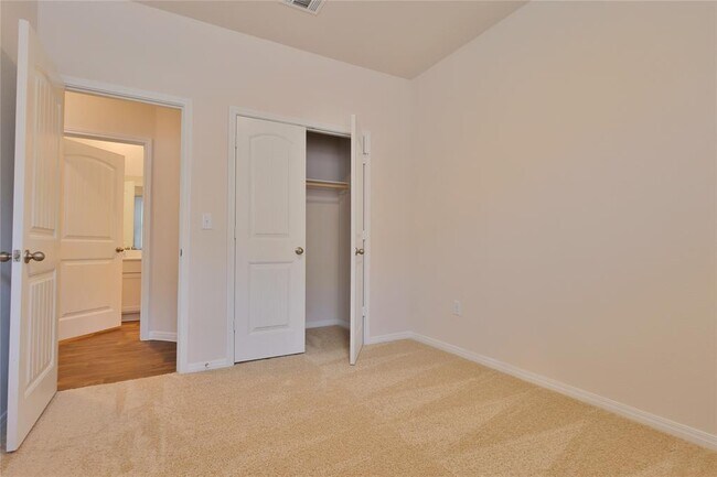 Building Photo - 132 Mackinac Ln