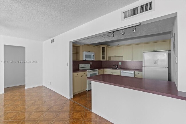 Building Photo - 1410 S Ocean Dr