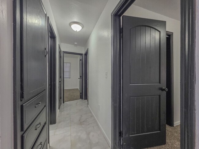 Building Photo - Charming 3-Bed, 2.5-Bath Home in Bethany w...