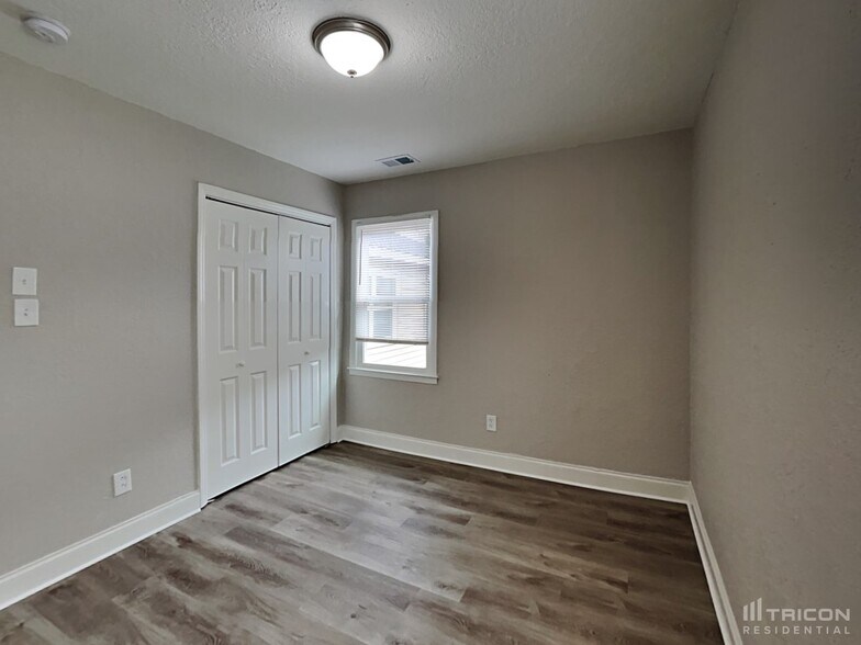 Building Photo - 15809 Fairfield Dr