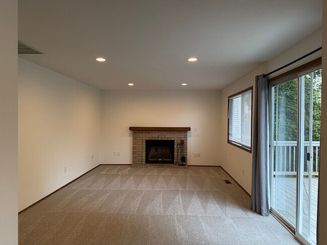 Building Photo - Saratoga Reach Beauty: Updated 4BR Home with Deck, Fireplace & Prime Mukilteo Location