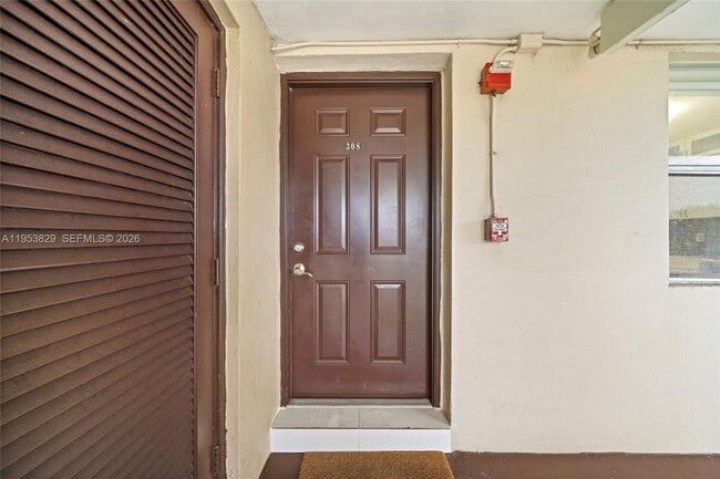 Building Photo - 18900 NE 14th Ave