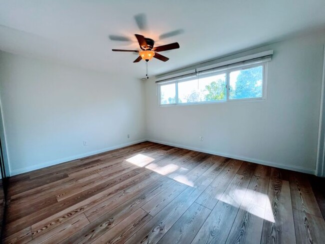 Building Photo - 3 Bed / 2 .5 Bath Home with Private Yard i...