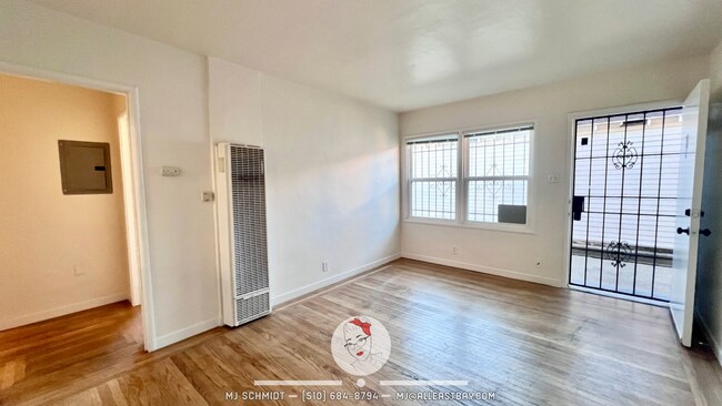 Building Photo - Remodeled 1 bedroom with hardwood flooring and spacious modern kitchen with new appliances!