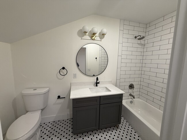 Primary ensuite bathroom - 2016 Forbes Ave