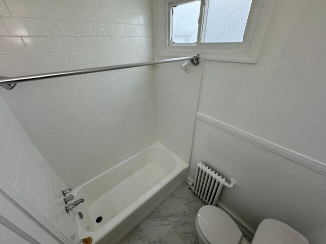 Building Photo - Ideal 1 Bed 1 Bath Unit with Fenced Yard I...