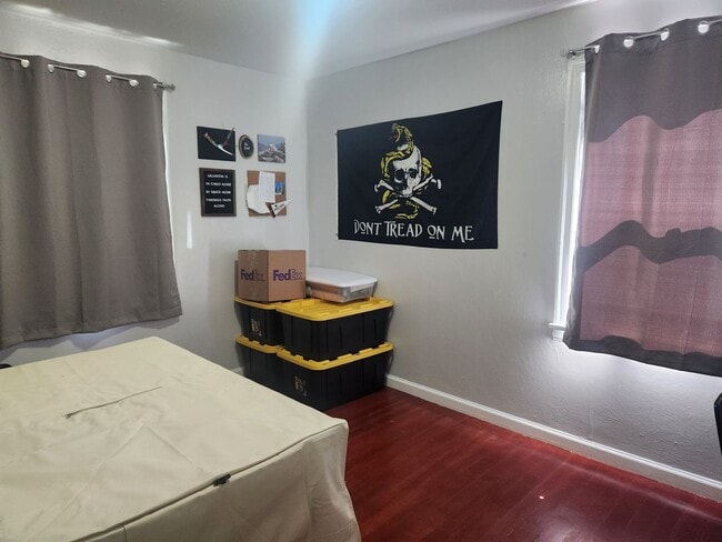 Building Photo - Spacious Lower Level Unit In Beautiful Manette