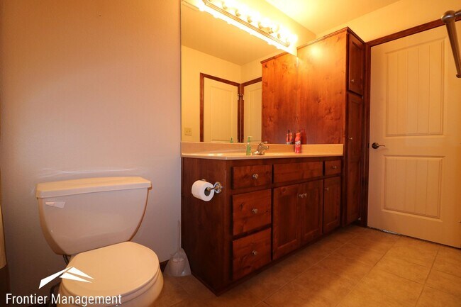 Building Photo - Gorgeous Duplex with Amazing View Off of Scenic Drive!