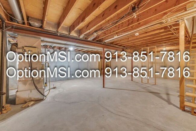 Building Photo - Spacious Townhome!