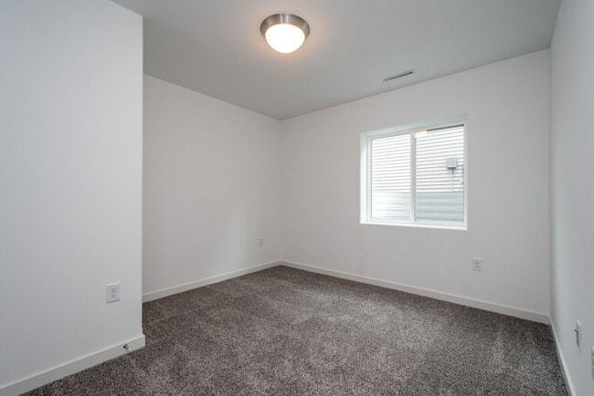 Building Photo - 4 bed 3 bath East side Iowa city!