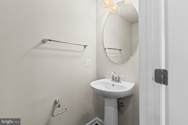 Building Photo - 7118 Rowlock Aly