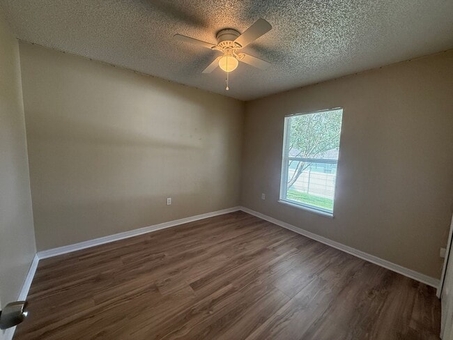 Building Photo - Prime Deltona Neighborhood