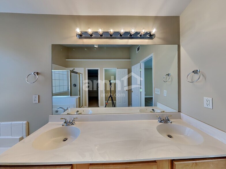 Building Photo - 2632 Back Creek Chase