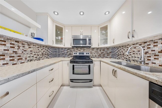 Building Photo - 100 Bayview Dr