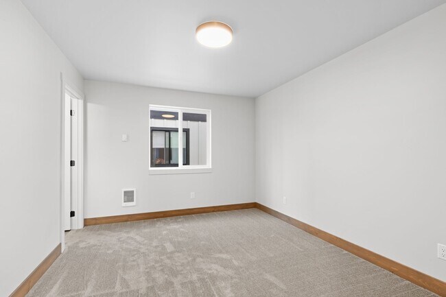 Building Photo - 865 9th St W