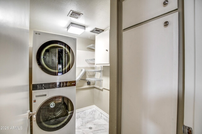 Building Photo - 8647 E Devonshire Ave