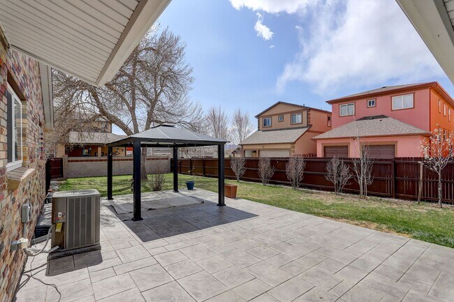 Building Photo - 4 Bed | 2 Bath | Spacious Backyard | Prime...