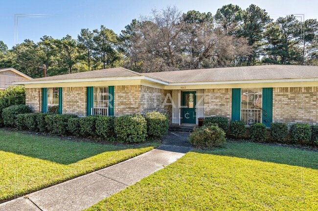 Building Photo - Charming 3 Bed 2 Ba Home Close to Saraland