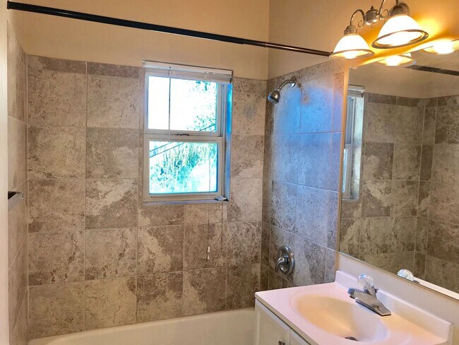 Building Photo - MOVE IN READY! Minutes from Little Italy! ...