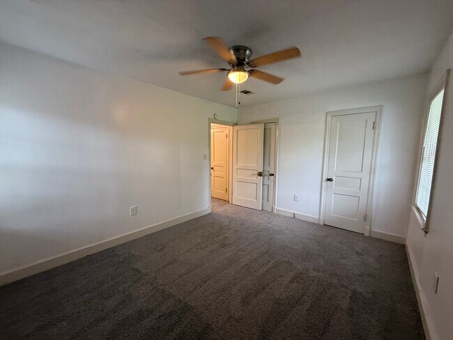 Building Photo - 1164/1166 Raymond Road Duplex