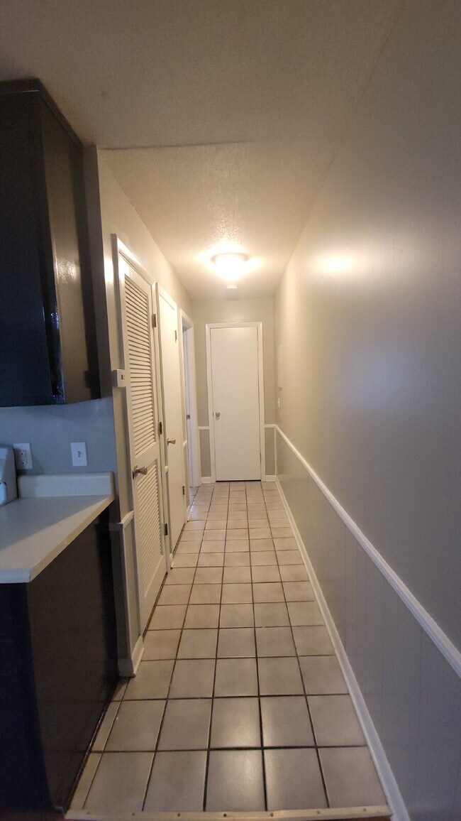 Building Photo - "1 month free.  Section 8 accepted. 1-Bedroom Retreat with Full Bath in Huntsville's Heart!"