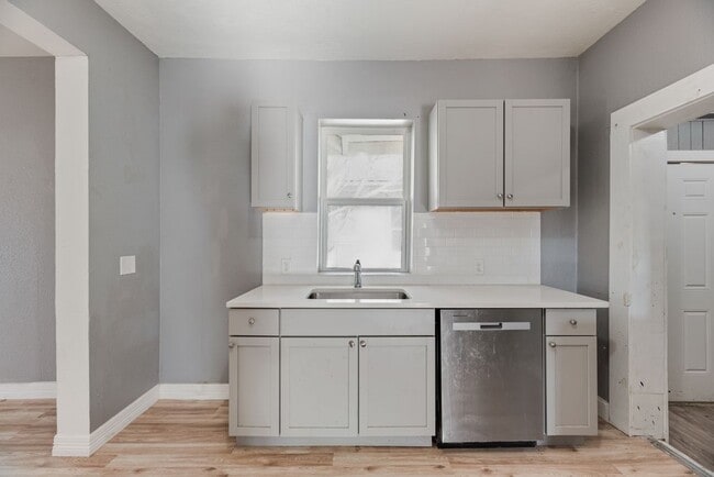 Building Photo - 815 N Travis St