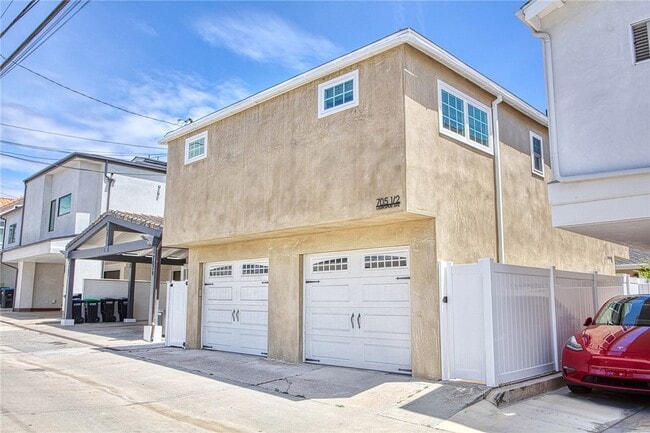 Building Photo - 705 Larkspur Ave