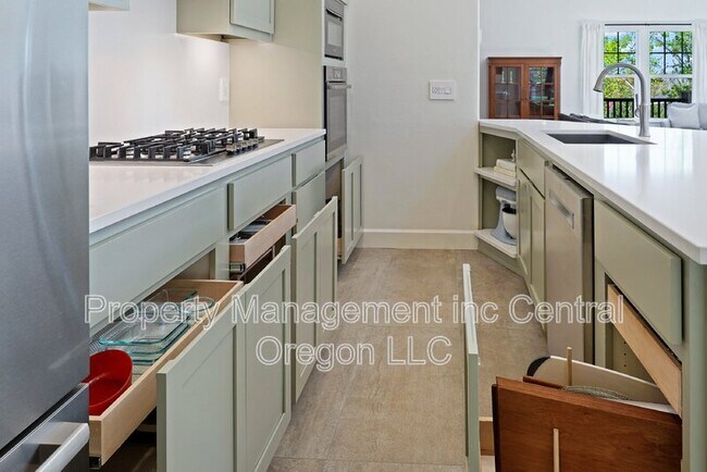 Building Photo - 3532 SW Salmon Ave