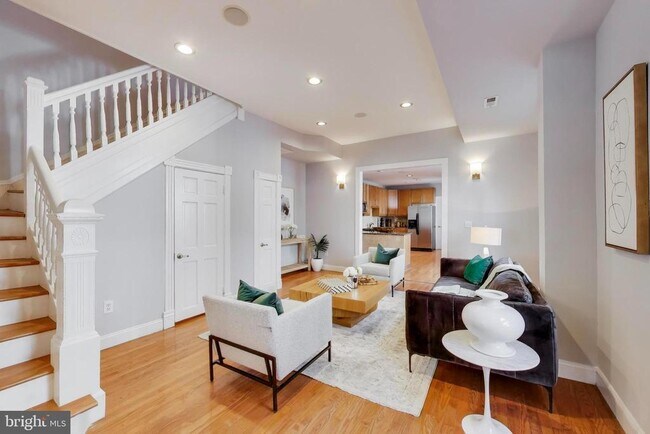 Building Photo - 1006 Otis Pl NW