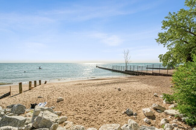 Building Photo - 1220 W Sherwin Ave