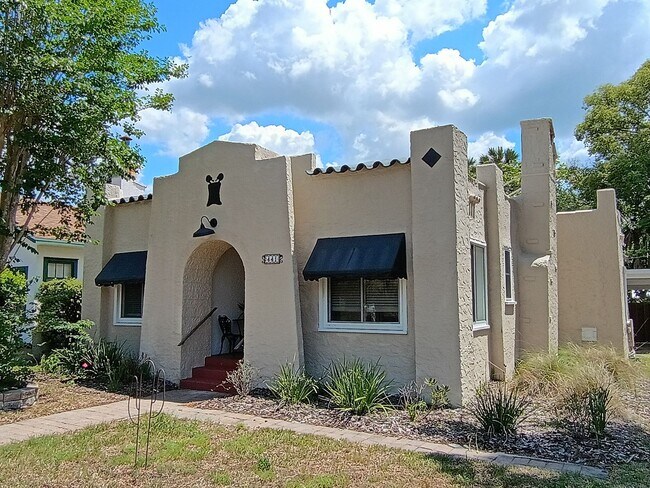 Building Photo - Charming Mediterranean Bungalow in the Heart of Historic DeLand