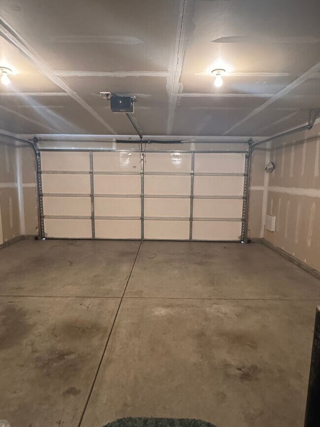 Building Photo - 2 bedroom 2 bath duplex for rent in Grants  Pass