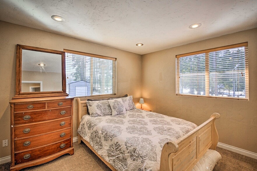 Building Photo - 9076 Lakeshore Dr