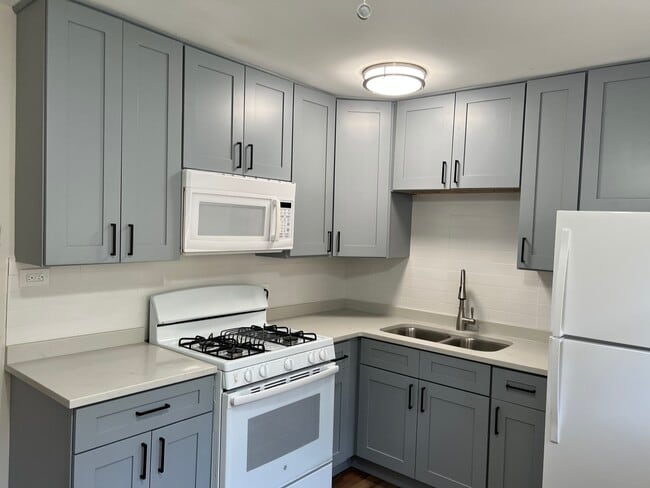 Building Photo - 593 Park Plz