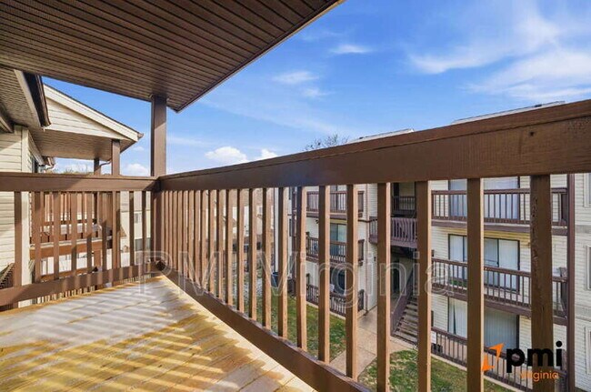 Building Photo - 340 Wells Ct