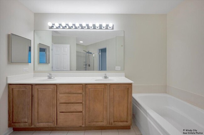 Building Photo - 1848 Crenshaw Cir